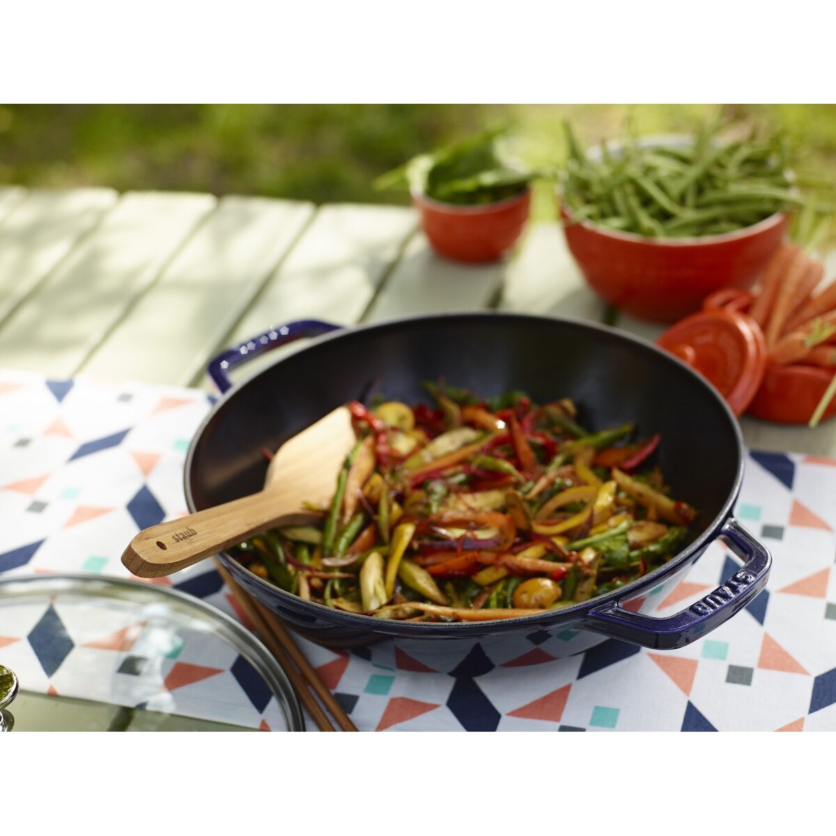 Wok żeliwny z pokrywką Staub - 30 cm, Niebieski