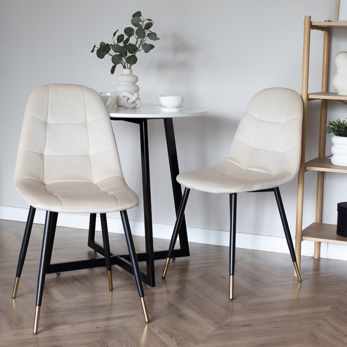 Krzesło tapicerowane welurowe pikowane beżowe złote nogi