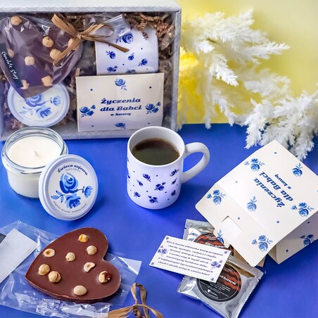 Gotowy zestaw prezentowy „Życzenia dla Babci” kawa aromatyzowana PREMIUM mix 5 saszetek kubek świeca czekoladowe serce prezent upominek na Dzień Babci