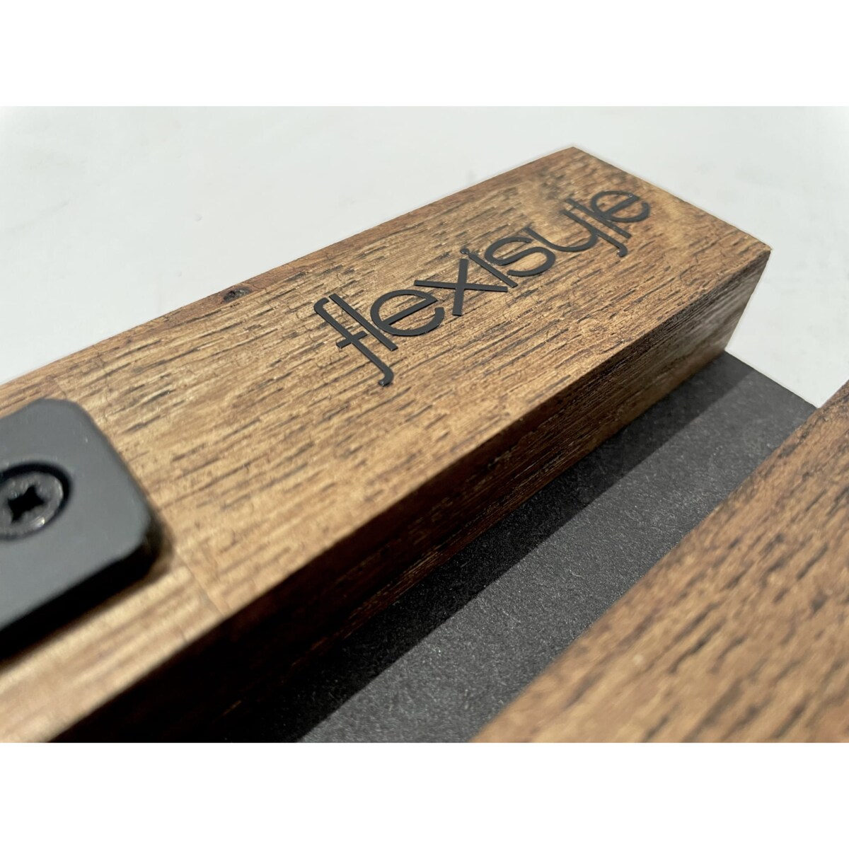 Drewniany wieszak na ubrania Lamele 98cm moduł 40cm brązowy