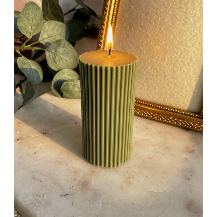 Świeca ekologiczna sojowa dekoracyjna kolumnowa zielona oliwkowa "Sage Green" 100x50mm