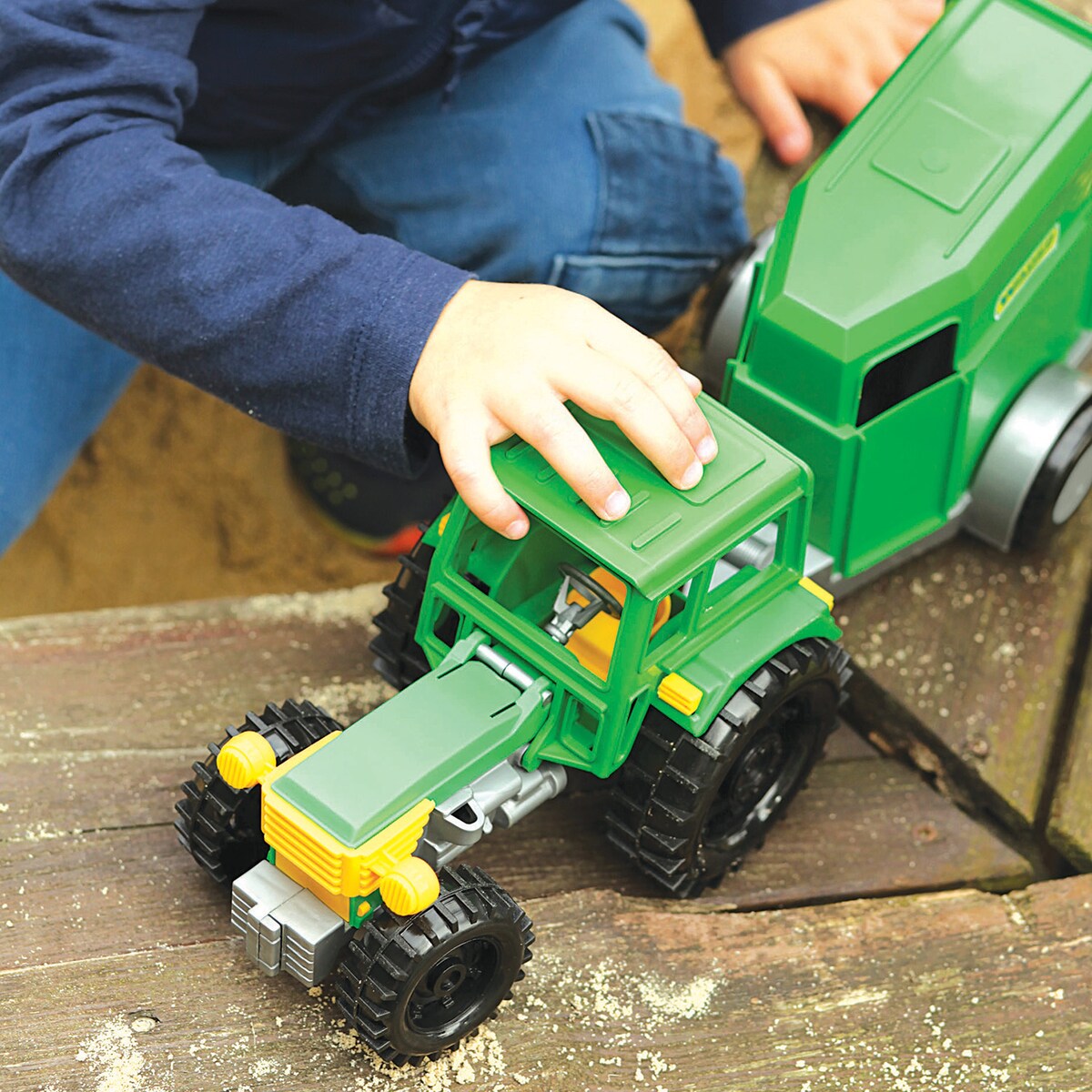 Farmer traktor z przyczepą na konia w kartonie