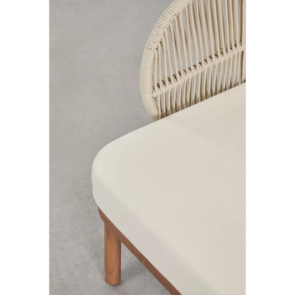 Fotel ogrodowy z drewna akacjowego i plecionego sznurka Capri