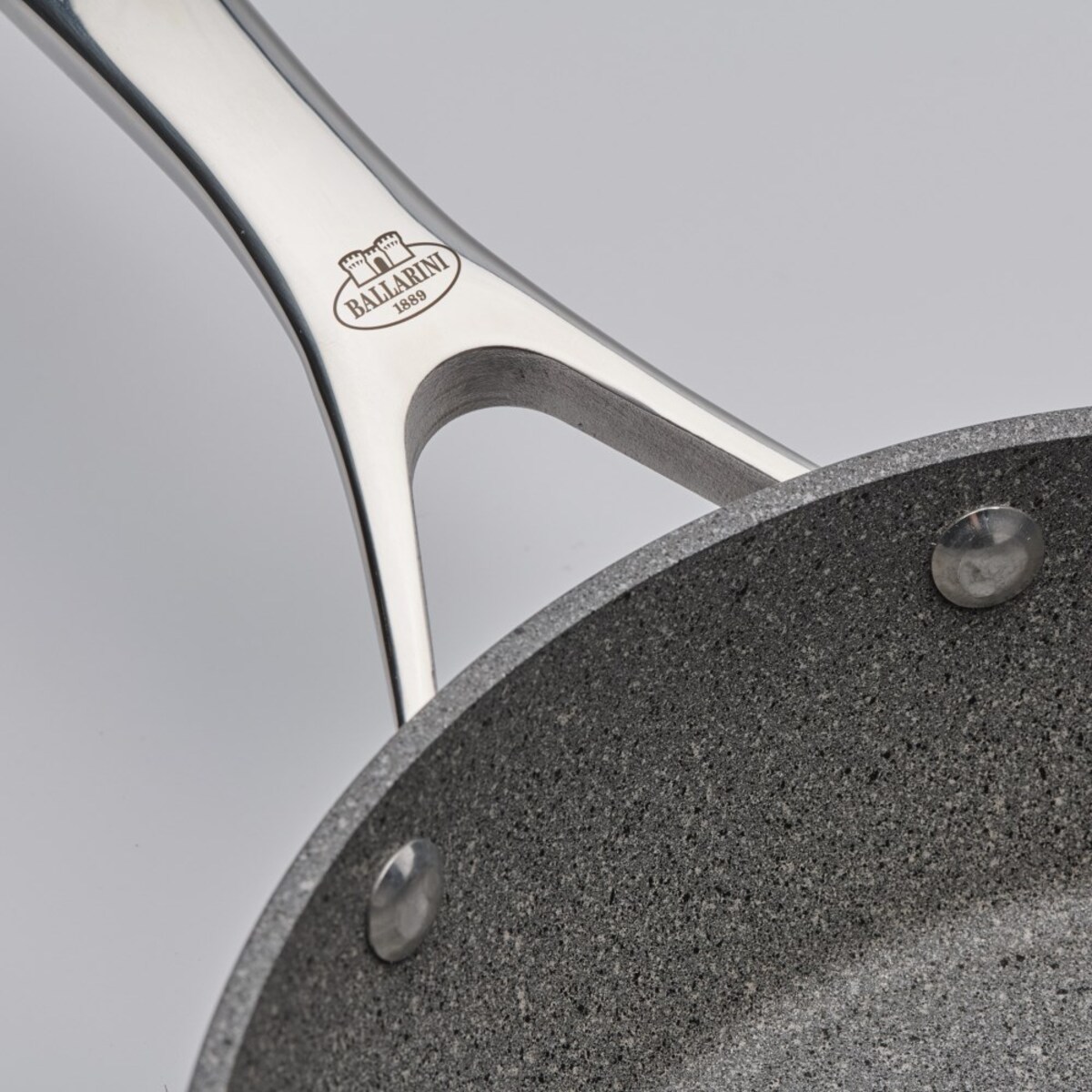 Indukcyjna patelnia głęboka z 1 uchwytem Ballarini Salina Granitium - 28 cm
