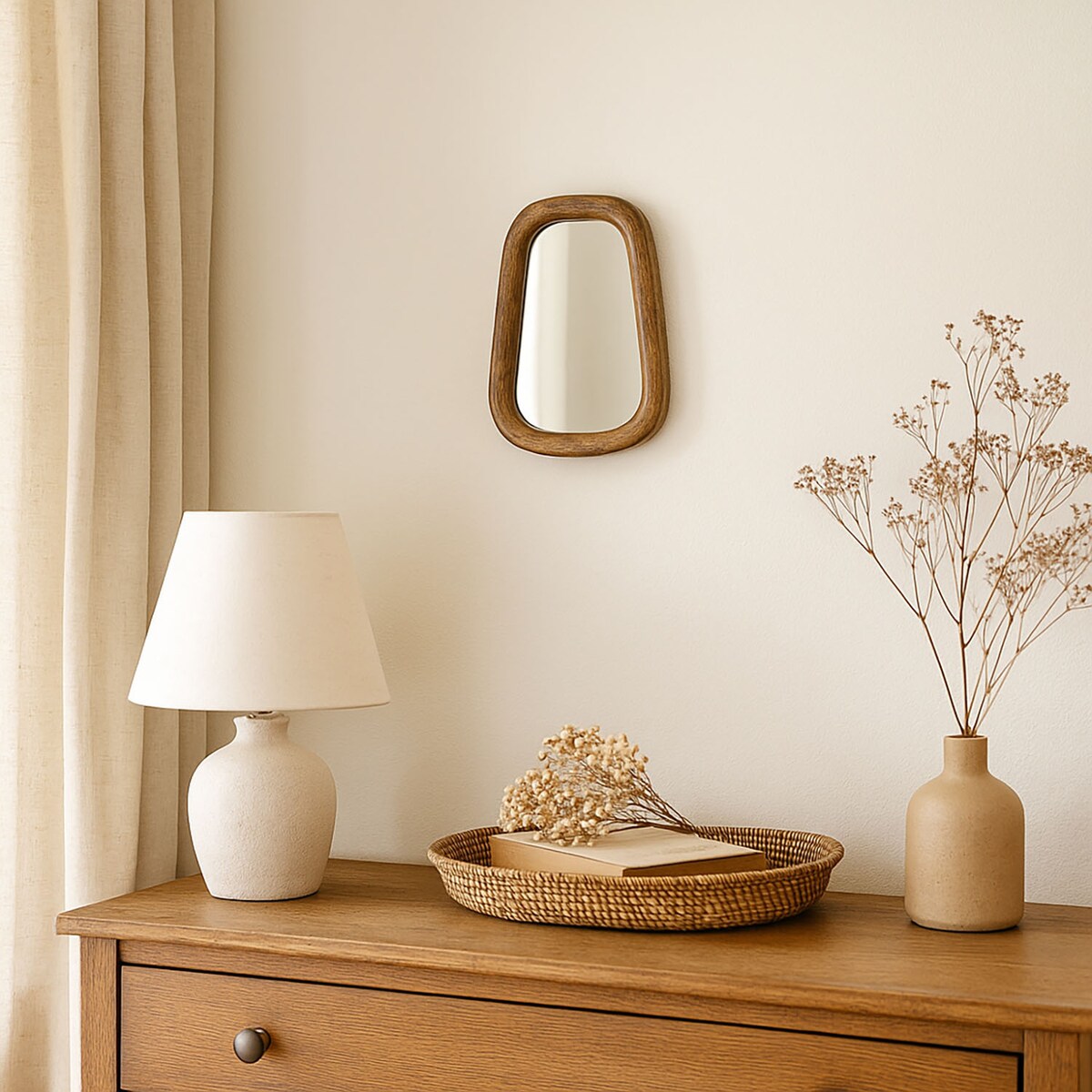 Małe owalne lustro w drewnianej ramie mango