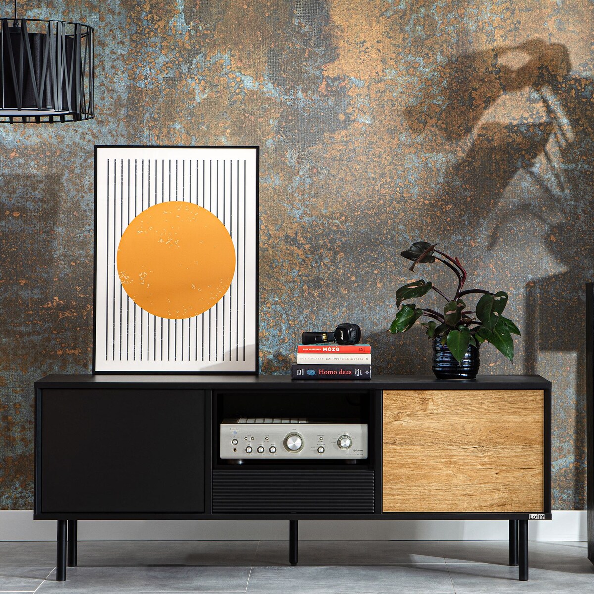 KONSIMO LOFTY Czarna szafka RTV w stylu loft z ryflowanym wykończeniem