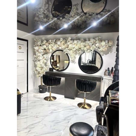 Instalacja z kwiatów białych i beżowych 220cm x 270cm