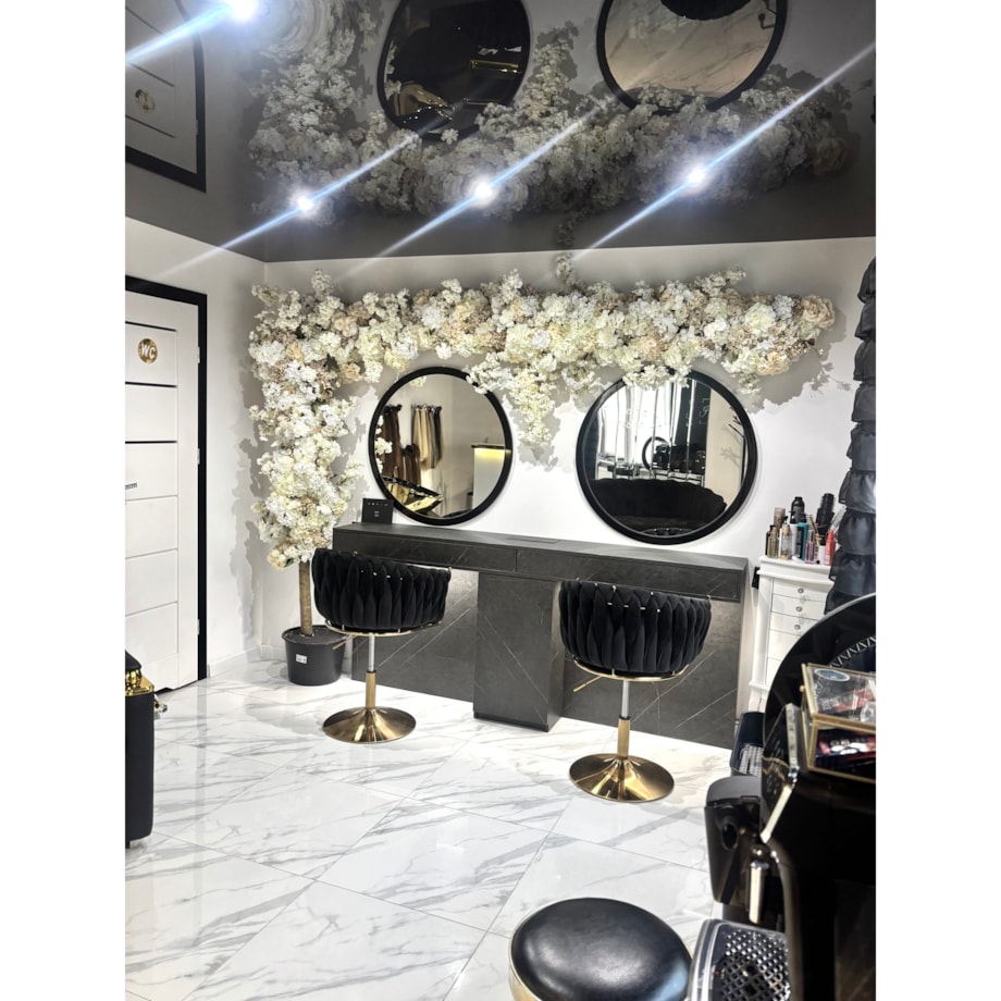 Instalacja z kwiatów białych i beżowych 220cm x 270cm