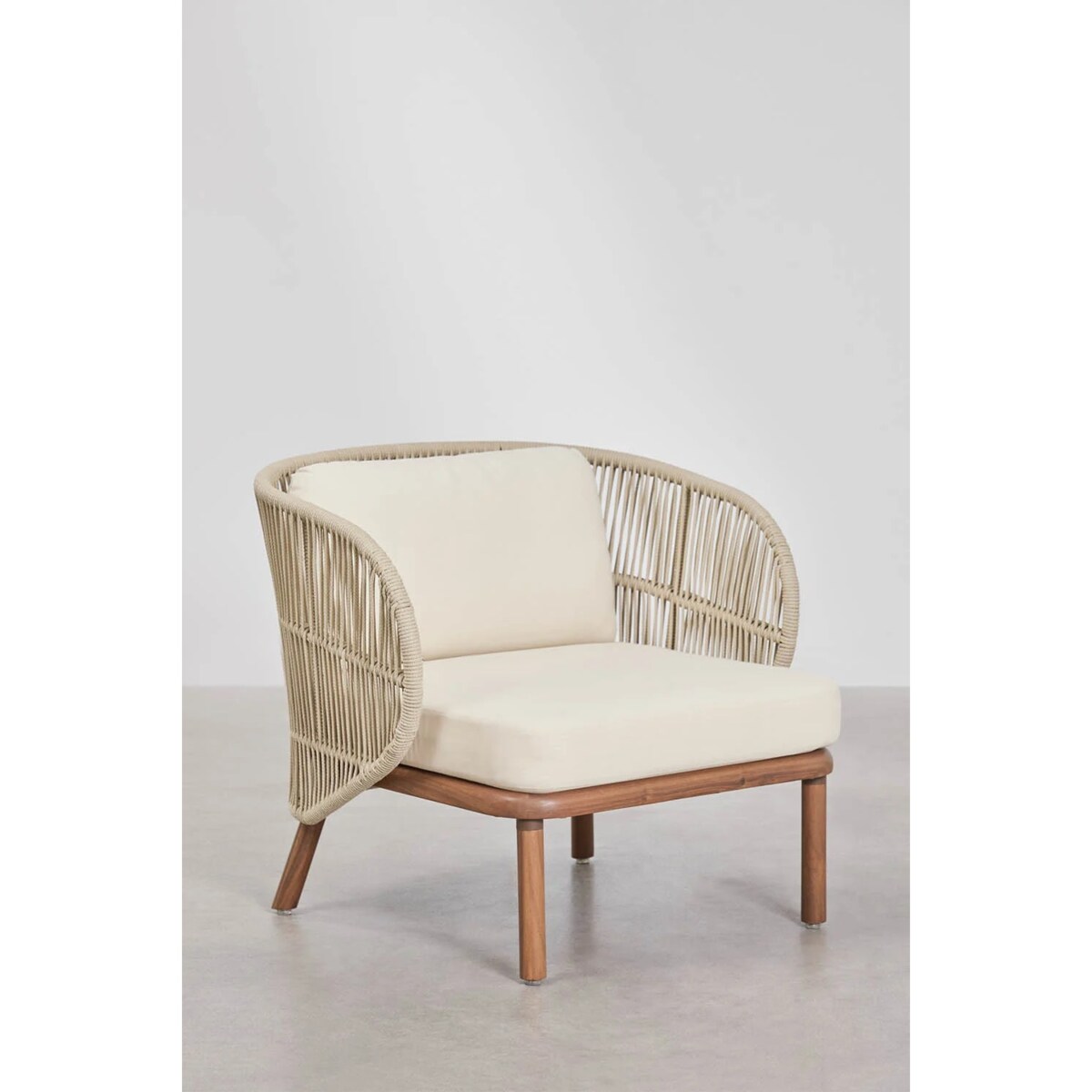 Fotel ogrodowy z drewna akacjowego i plecionego sznurka Capri