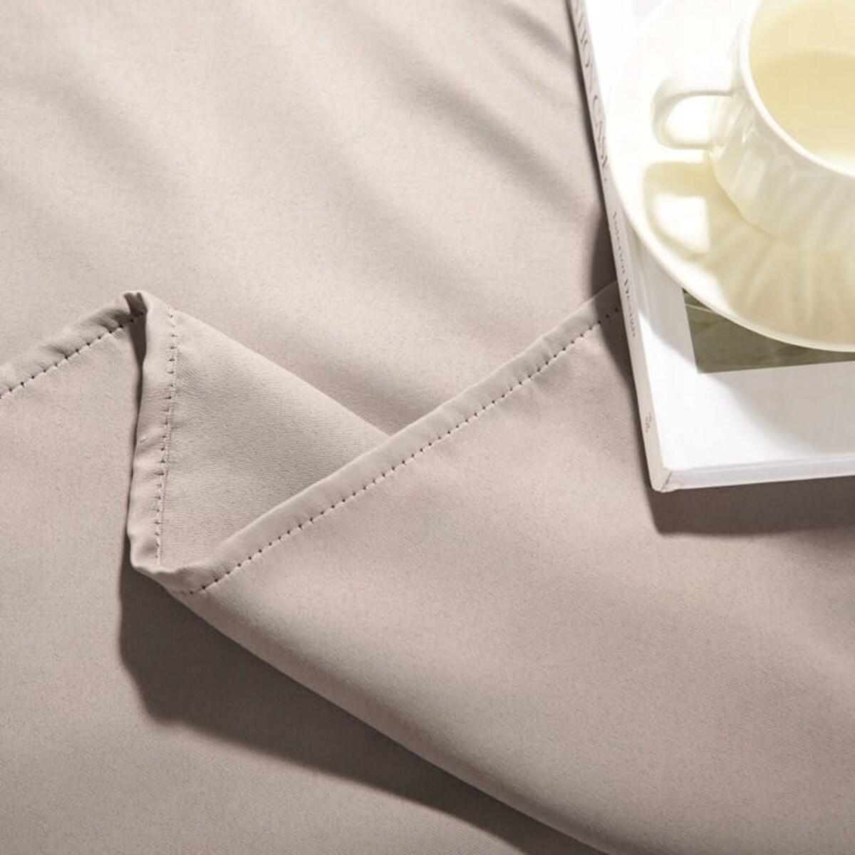 ZASŁONA ZACIEMNIAJĄCA GOTOWA NA TAŚMIE TUNEL ŻABKI 140x270 MATOWA GŁADKA