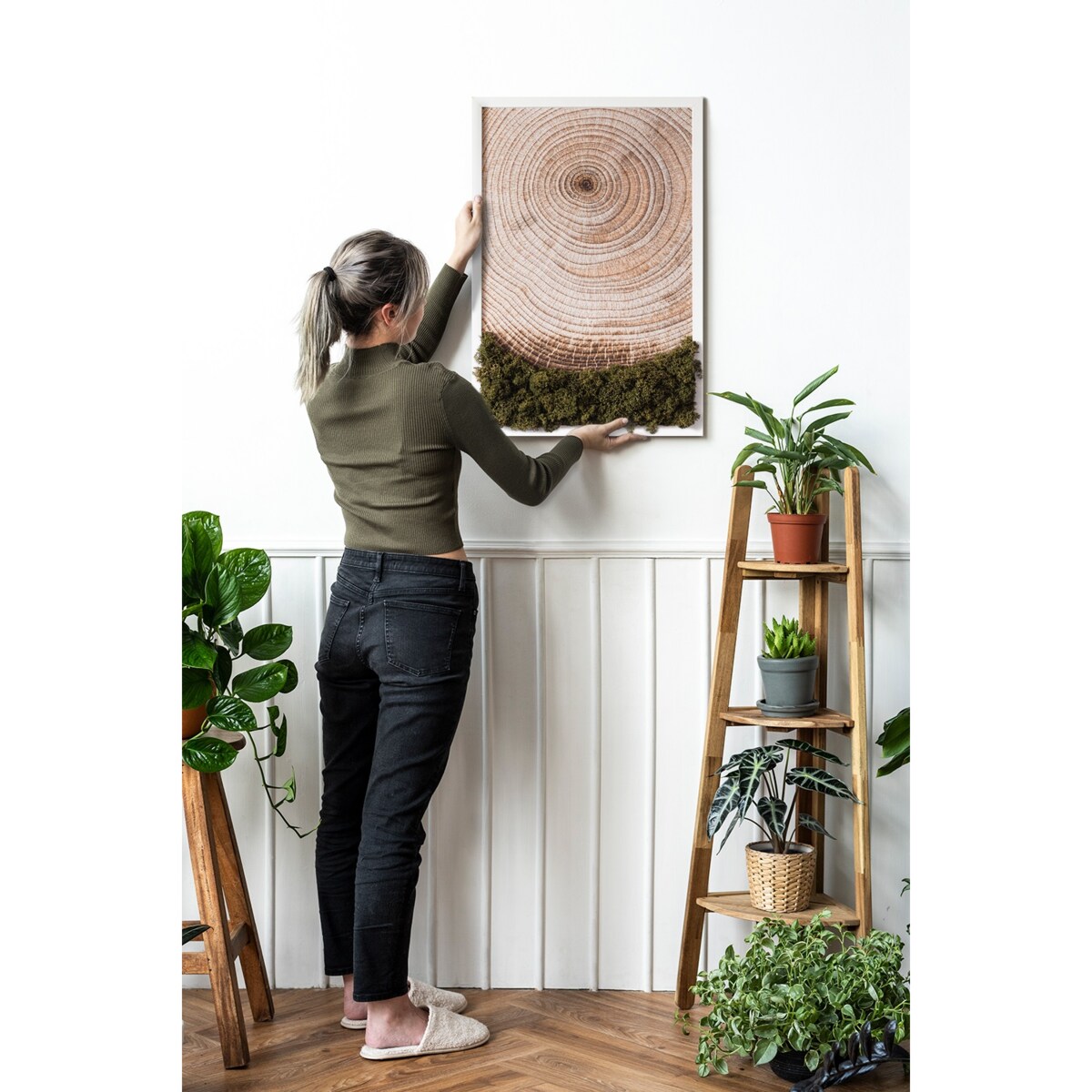 Obraz Słoje drewna - mech chrobotek w białej ramie 40x60cm