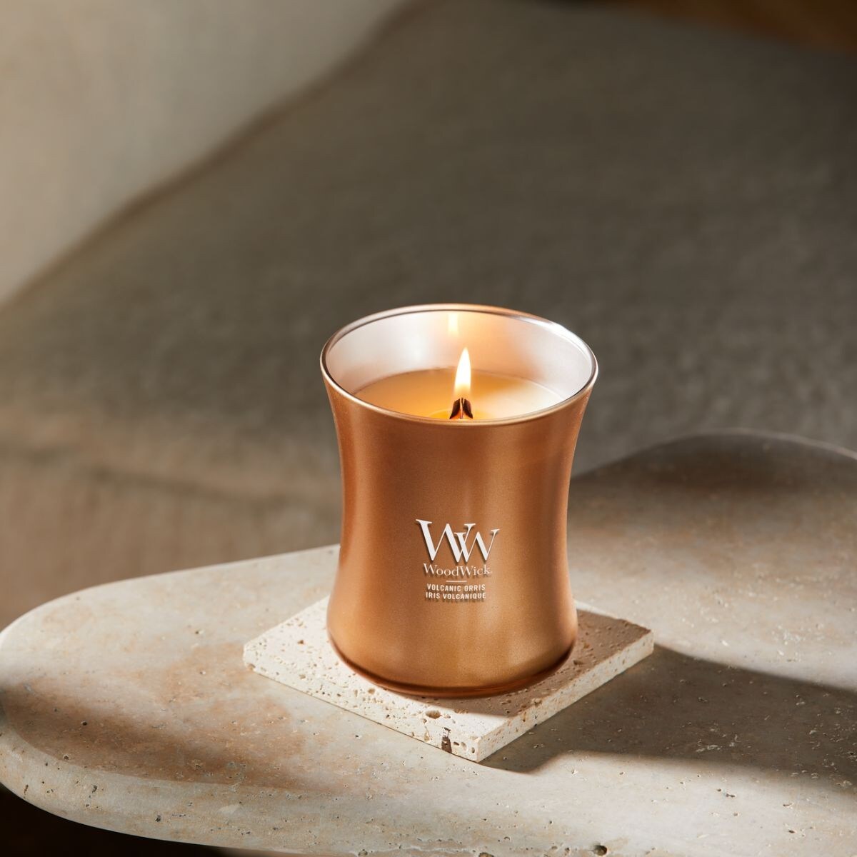 WoodWick świeca średnia VOLCANIC ORRIS