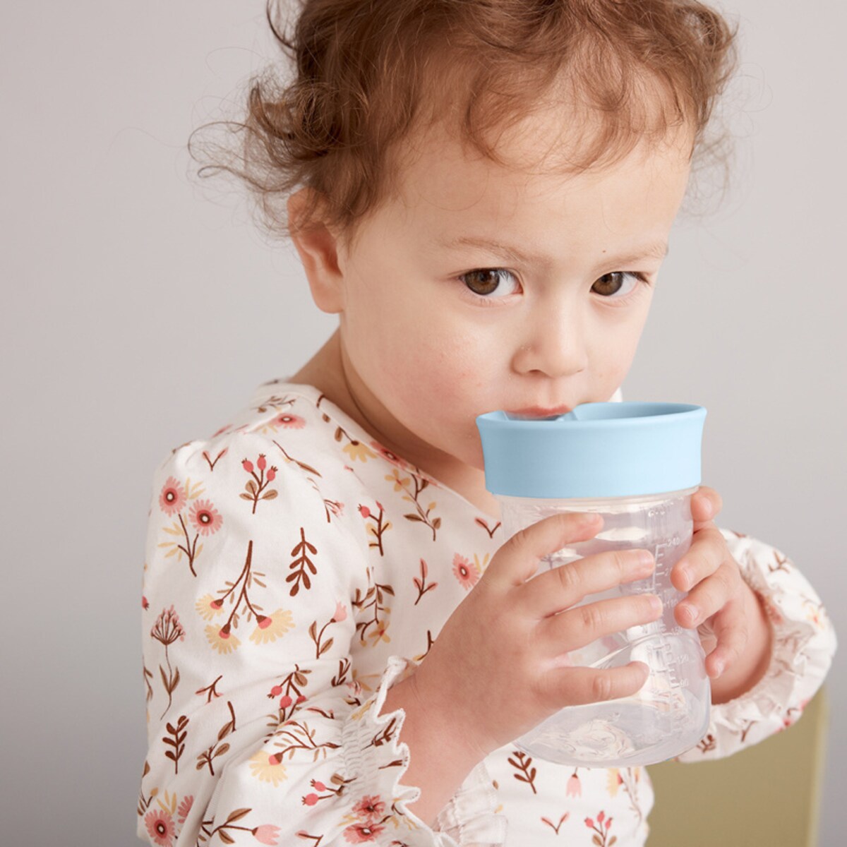 Kubek treningowy do nauki picia dla dziecka 12m+ błękitny 240 ml b.box