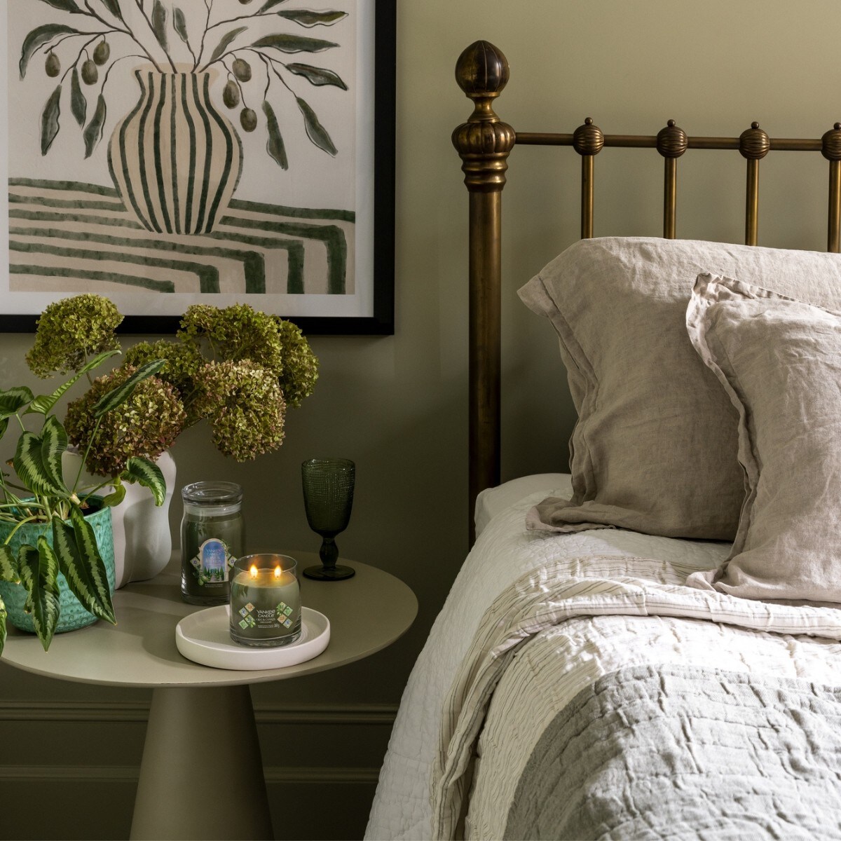 YC SIGNATURE – Świeca średnia OLIVE & CYPRESS