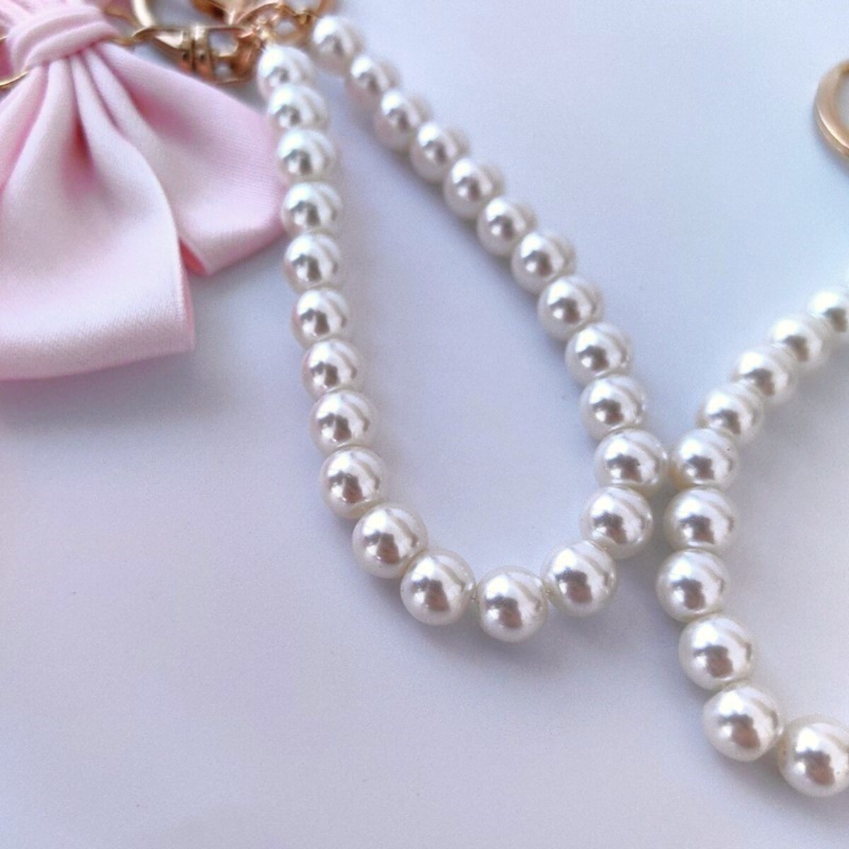 Brelok do kluczy z różową KOKARDĄ i perłami BRL362R