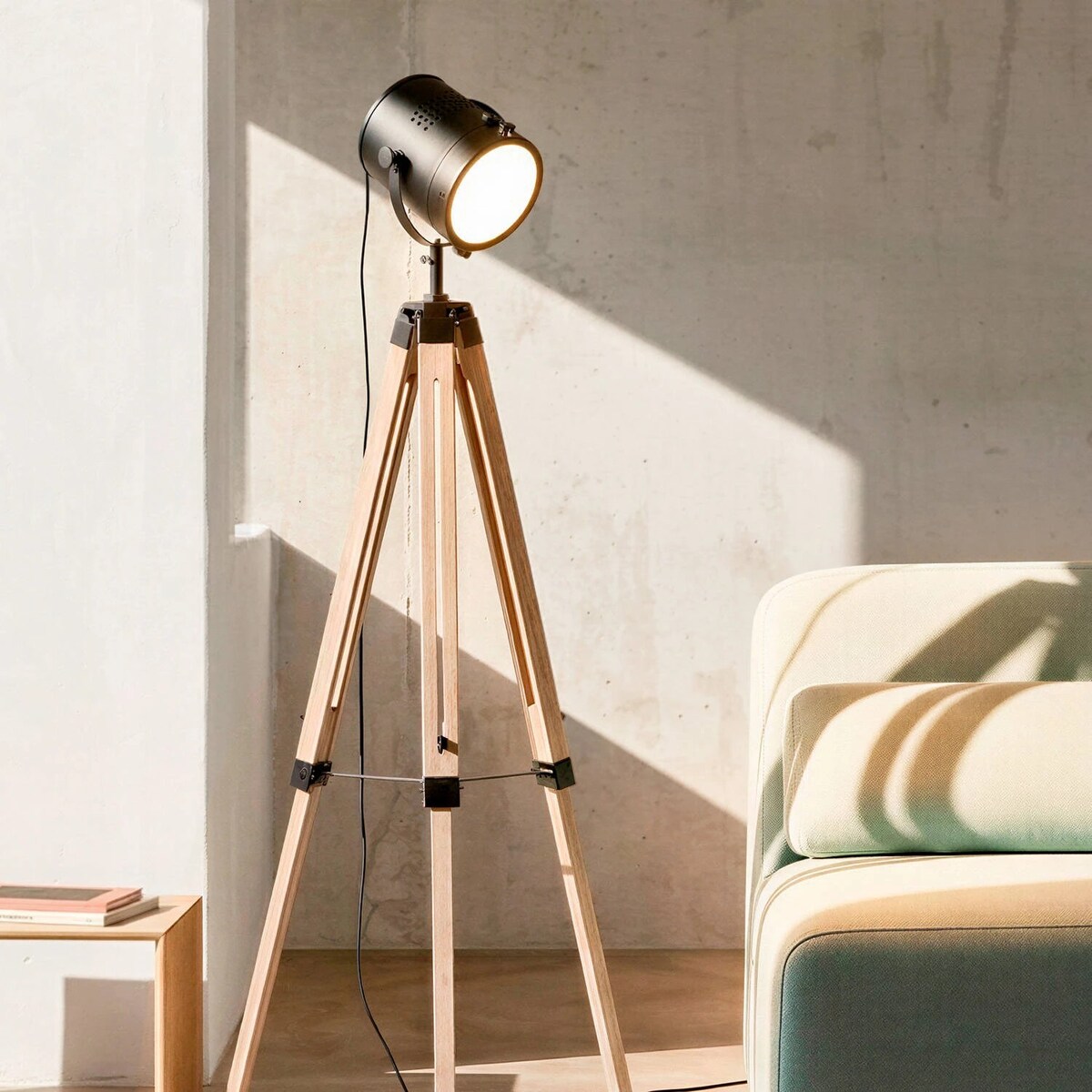 Lampa podłogowa na trójnogu z drewna i metalu Boes 140 cm
