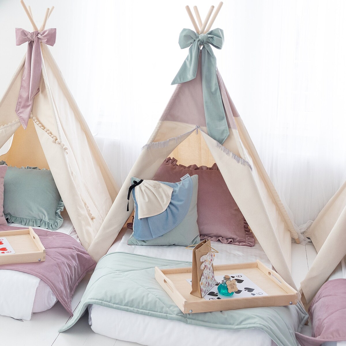 Dekoracyjna poduszka Alice dress, poduszka z velvetu Alicja w Krainie Czarów