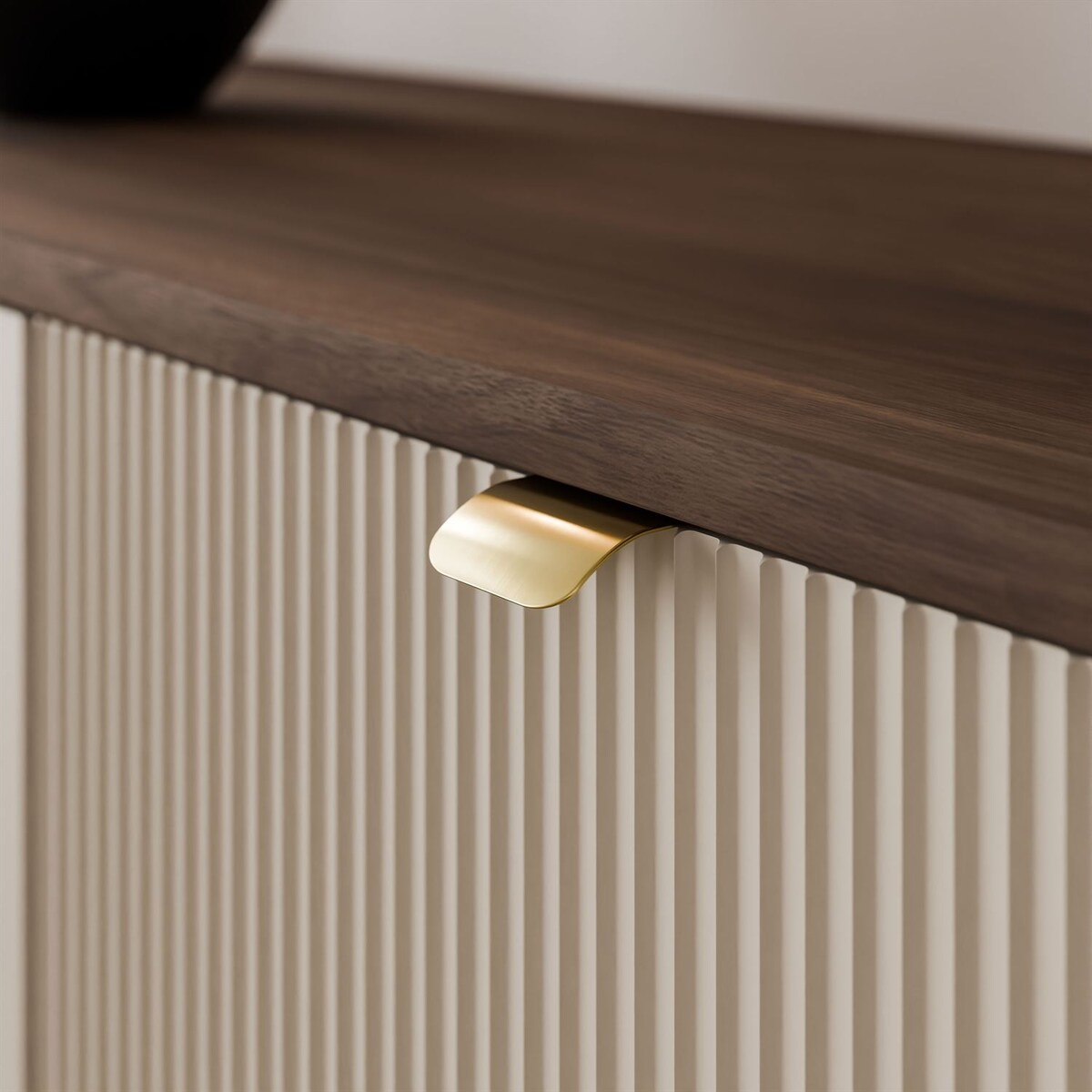 Komoda do sypialni AUTUMN 3D z ryflowanym frontem, kaszmir / orzech