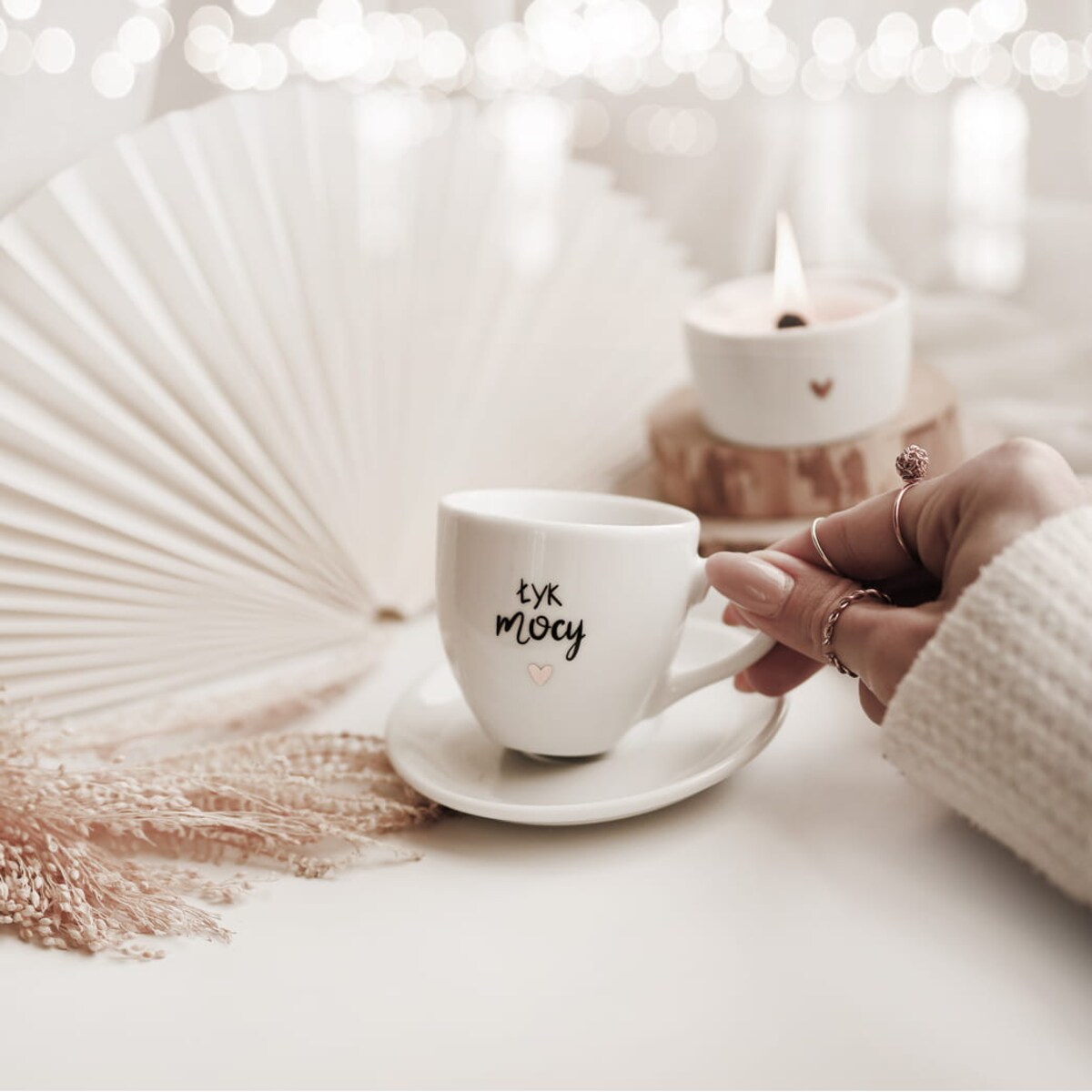 Biała filiżanka porcelanowa do espresso ze spodkiem 100 ml - napis Łyk mocy ze złotym sercem dla miłośnika kawy na urodziny