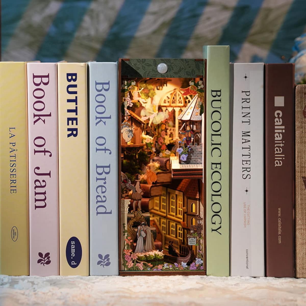 Miniaturowy domek Book Nook - Romeo i Julia - miłość świata - Tonecheer