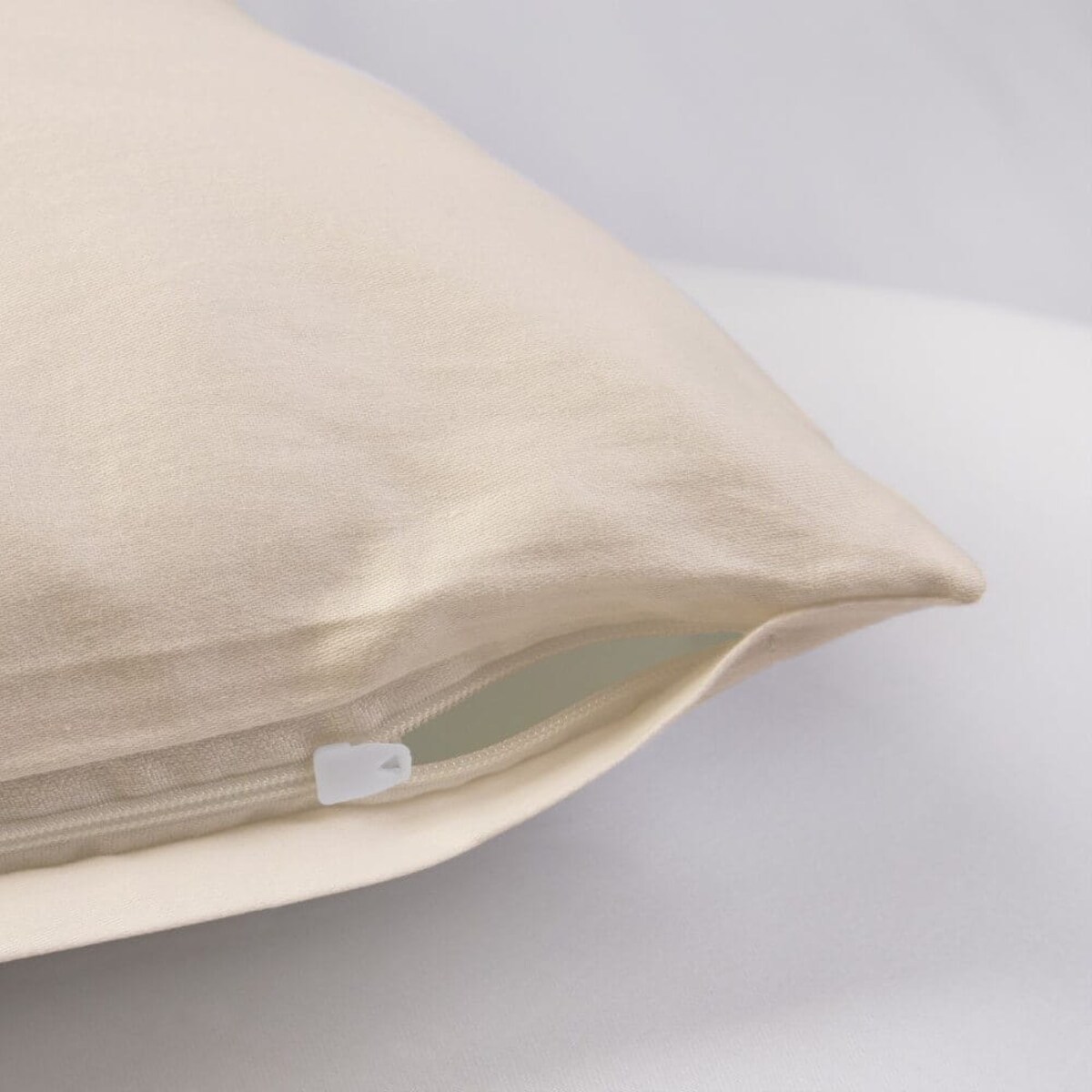 Poszewka satynowa 80x80 kolor jasny beż