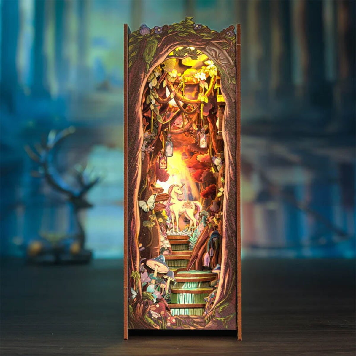 Miniaturowy domek Book Nook - Leśny świat baśni - CuteBee