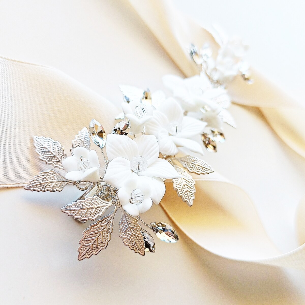 Efektowna srebrna spinka do włosów z kwiatami i cyrkoniami