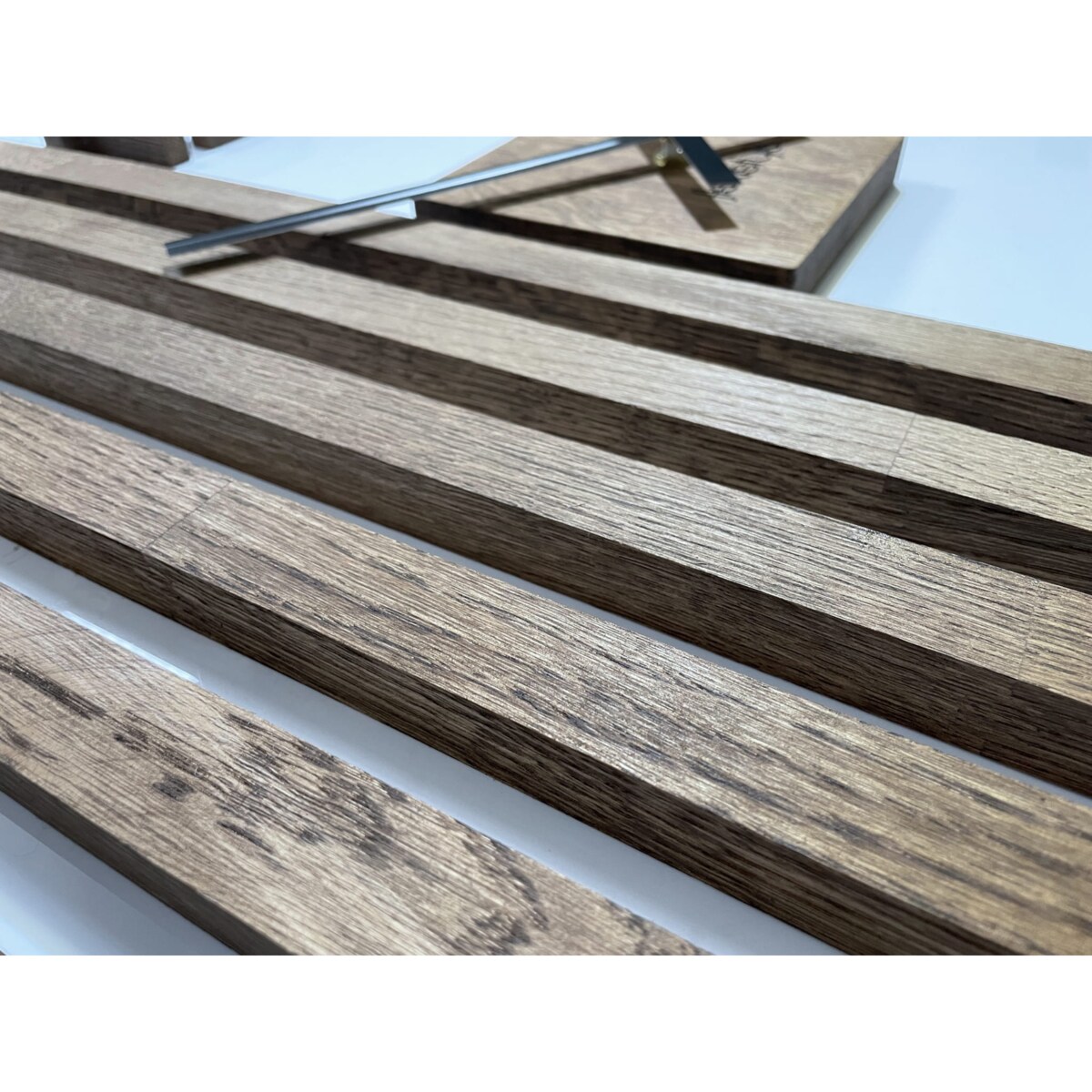 Drewniany zegar ścienny dębowy brązowy LAMELE 60cm