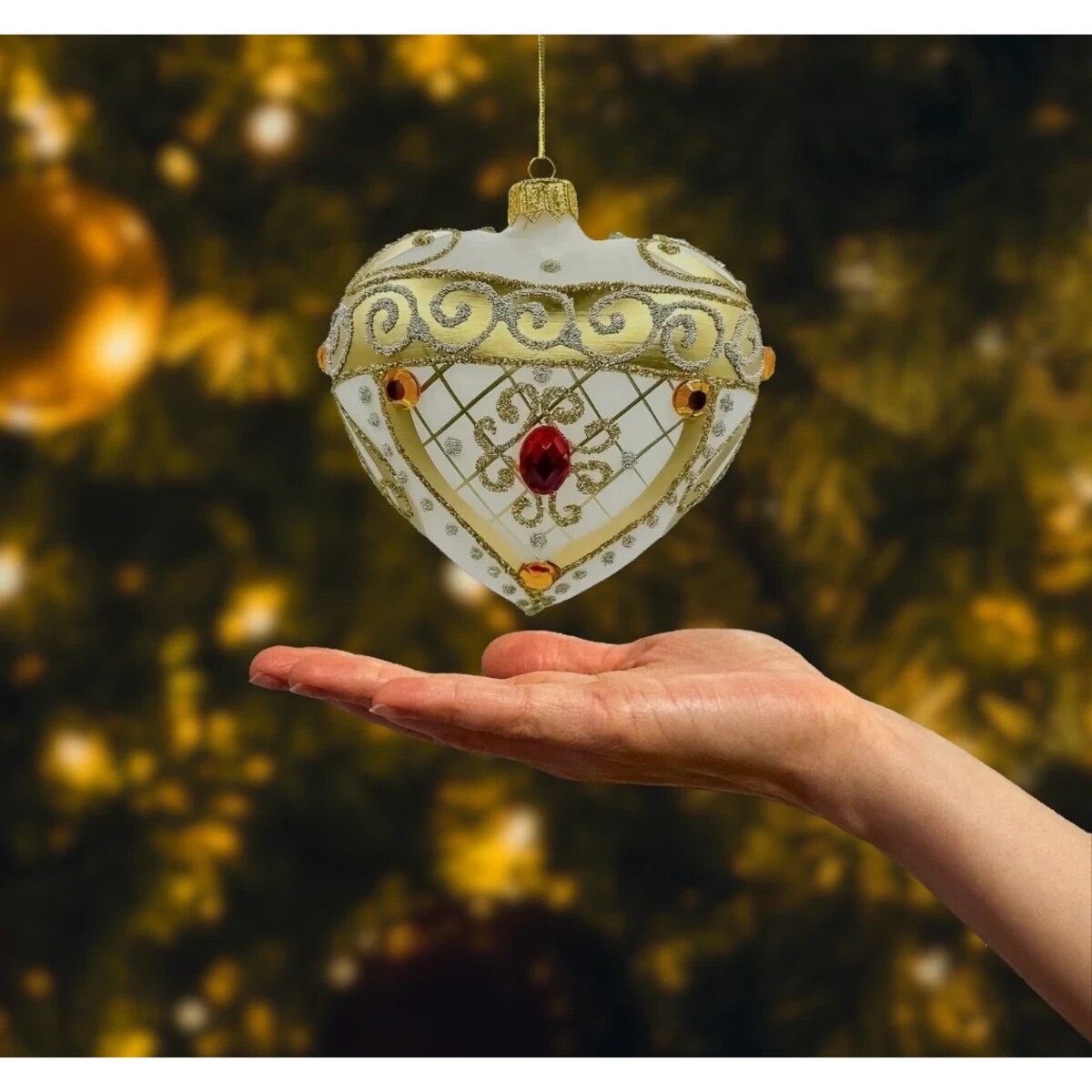 Bombka choinkowa: Serce z bogatymi złotymi zdobieniami i kamieniami: białe