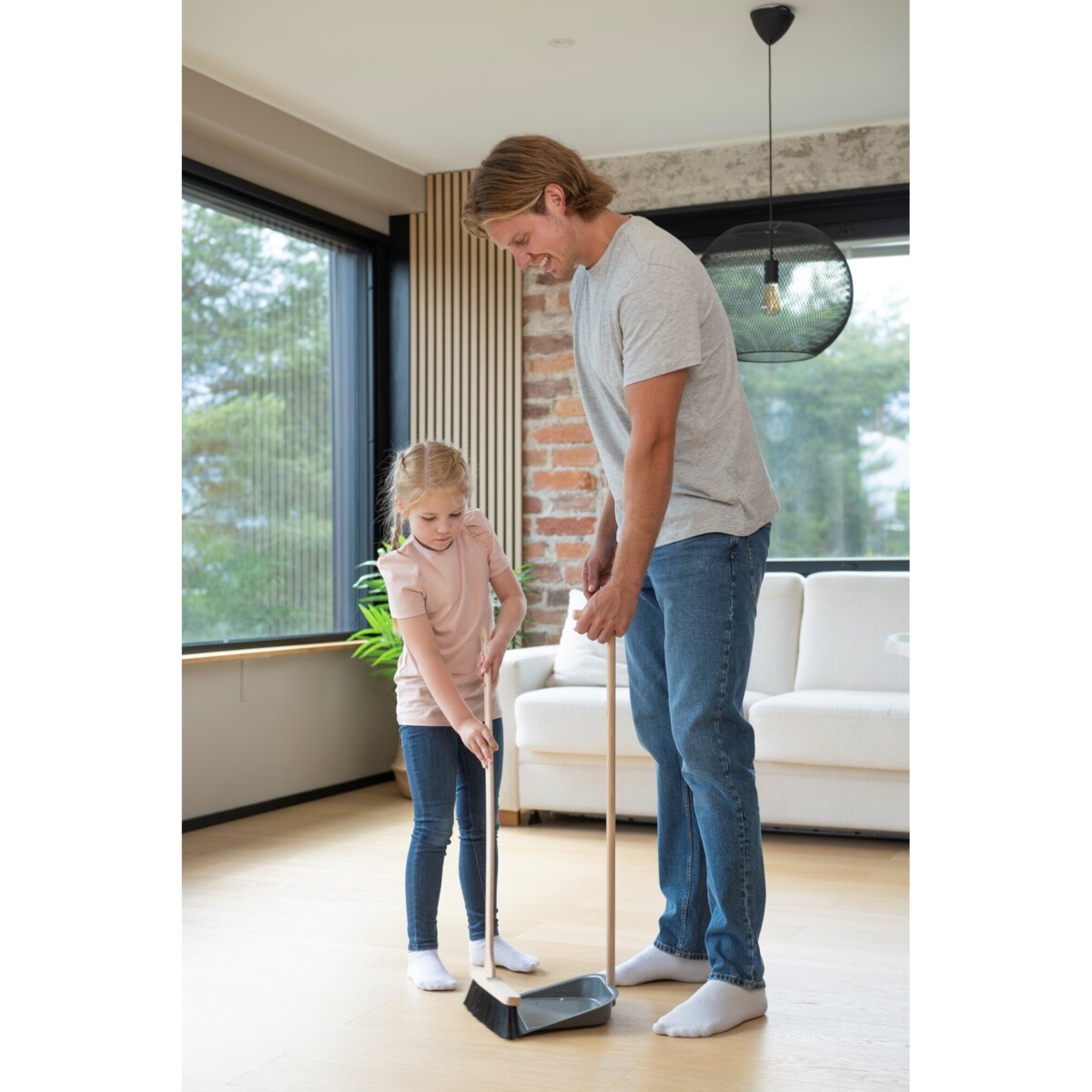 Drewniana szczotka i szufelka, 92 cm