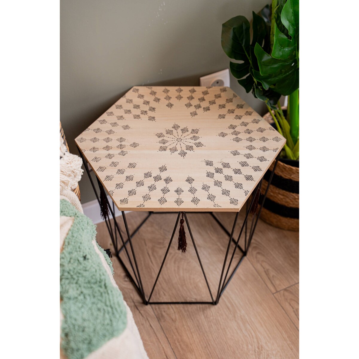 Stolik kawowy z drewna i metalu, sześciokątny blat ze wzorami