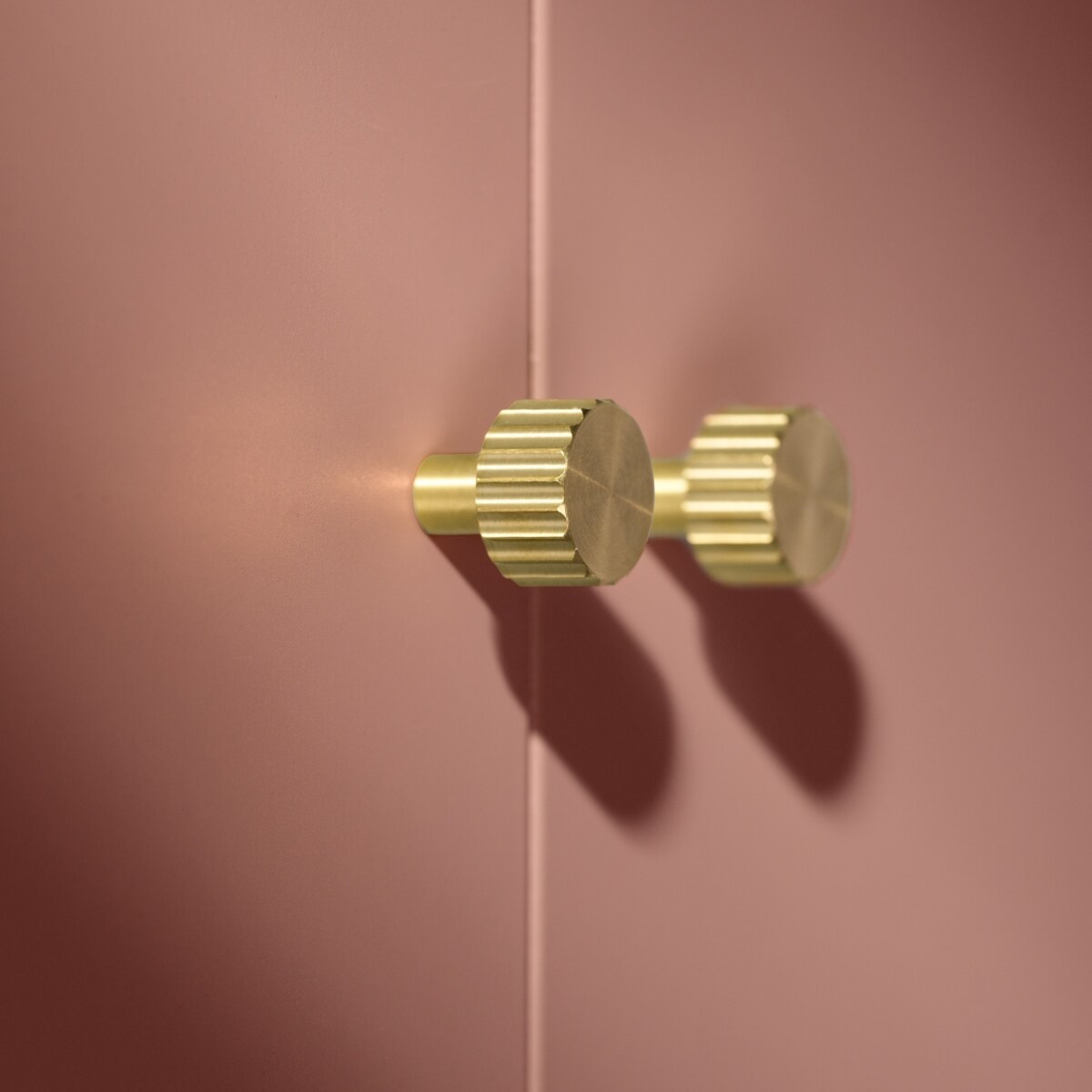 LEXI XS uchwyt jednopunktowy mosiężny szczotkowany nielakierowany