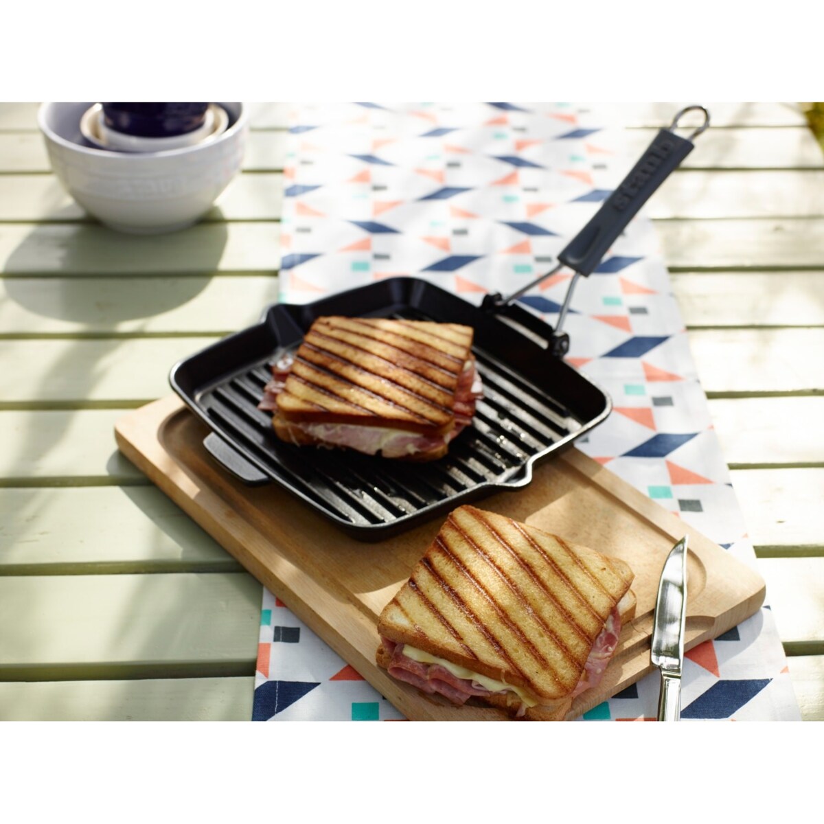 Kwadratowa patelnia żeliwna grillowa Staub - 24 cm, Czarny