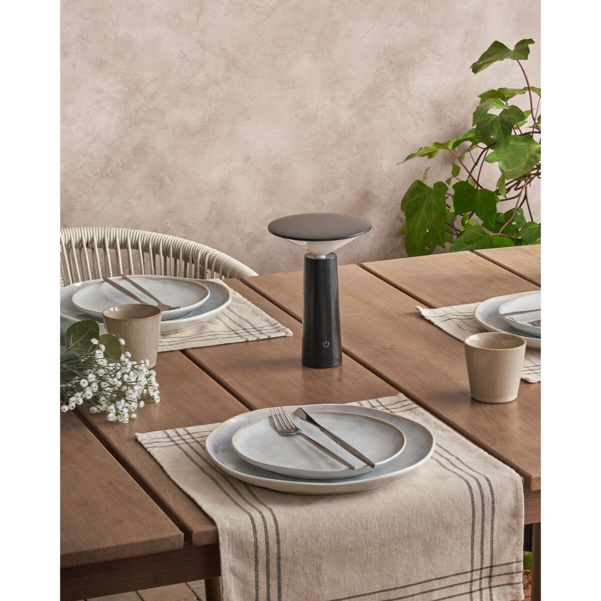 Bezprzewodowa lampa stołowa metalowa czarna LEVIRA