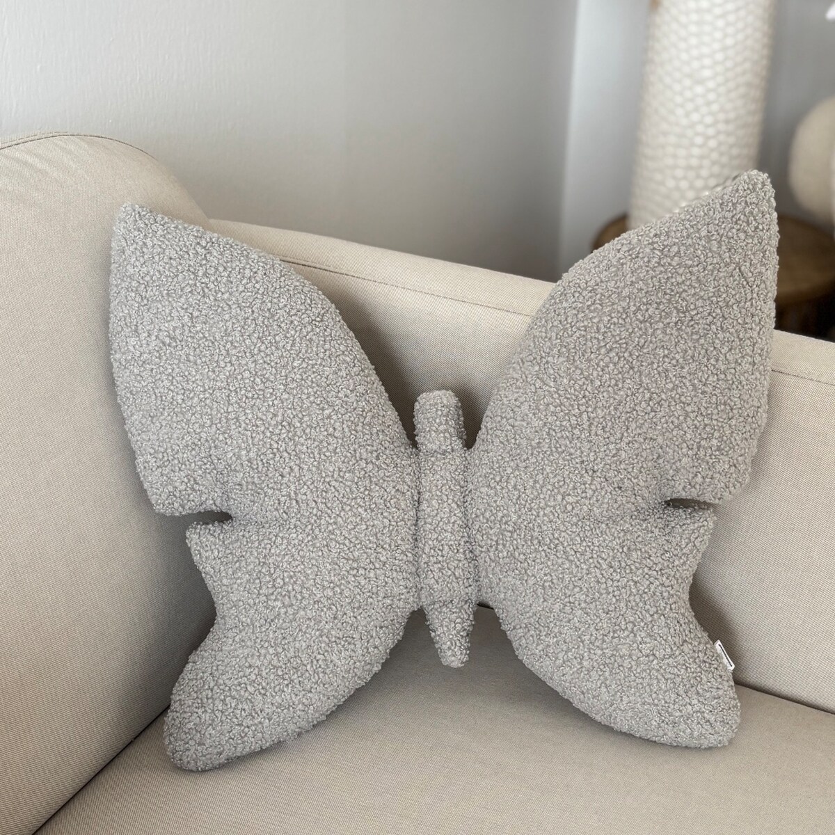 Poduszka dekoracyjna Motyl szara boucle