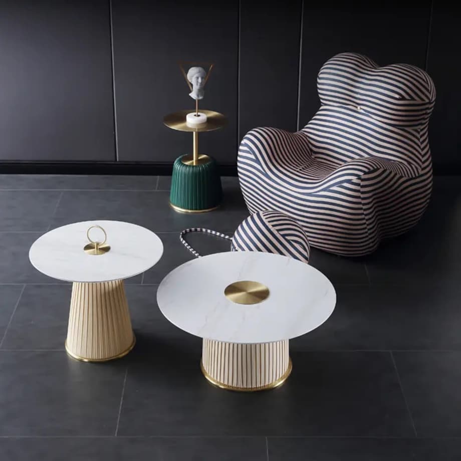 Nowoczesny złoty stolik kawowy okrągły plisowany Premium Blanka z kamiennym blatem o wzorze marmuru 80x80x37