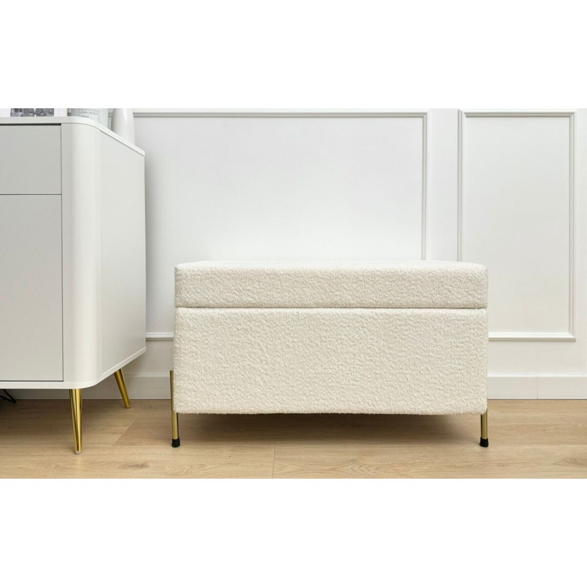 Kremowa tapicerowana ławka Dancan BORGO w tkaninie boucle z pojemnikiem, na złotych metalowych nogach