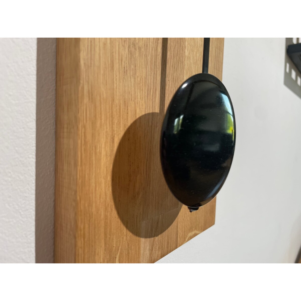 Drewniany zegar ścienny z wahadłem Naturale biały