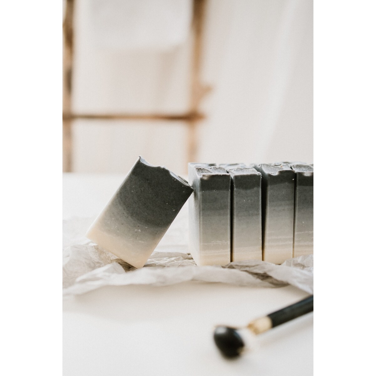 Oczyszczające naturalne mydło z węglem aktywnym - Detoxifying natural soap with activated charcoal