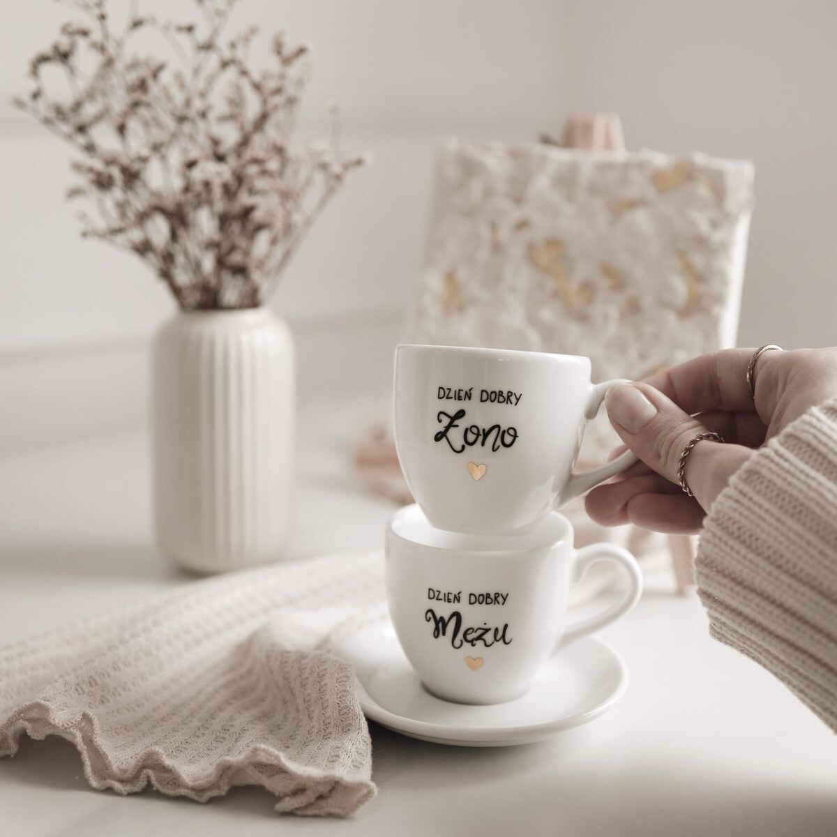 Biała Filiżanka Porcelanowa Espresso ze Spodkiem 100 ml - Napis Dzień Dobry Żono ze Złotym Sercem dla Żony na Rocznicę Ślubu