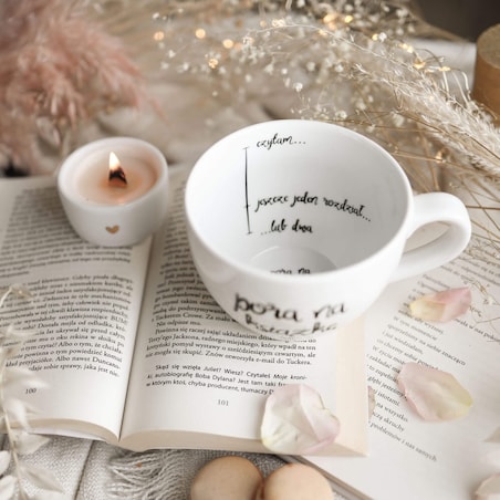 Biały Kubek Porcelanowy 500 ml - Napis Pora na Książkę z Motywem Złotego Serca dla Miłośniczki Czytania na Światowy Dzień Książki