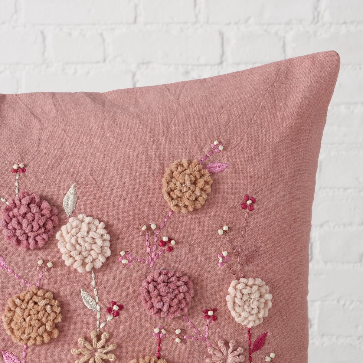 Poduszka dekoracyjna wyszywana w kwiatki HENRIKE, 59 x 39 cm