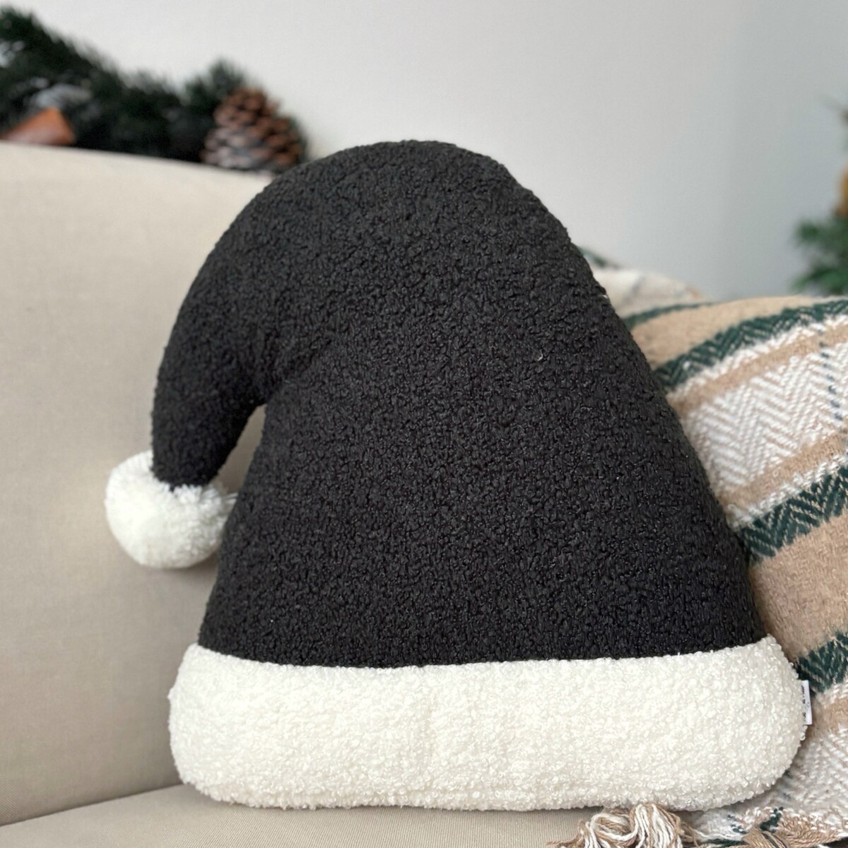 Poduszka w kształcie czapki Mikołaja czarna boucle