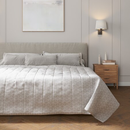 Narzuta pikowana w pasy 200x210 wzór sześcianów na szarym tle