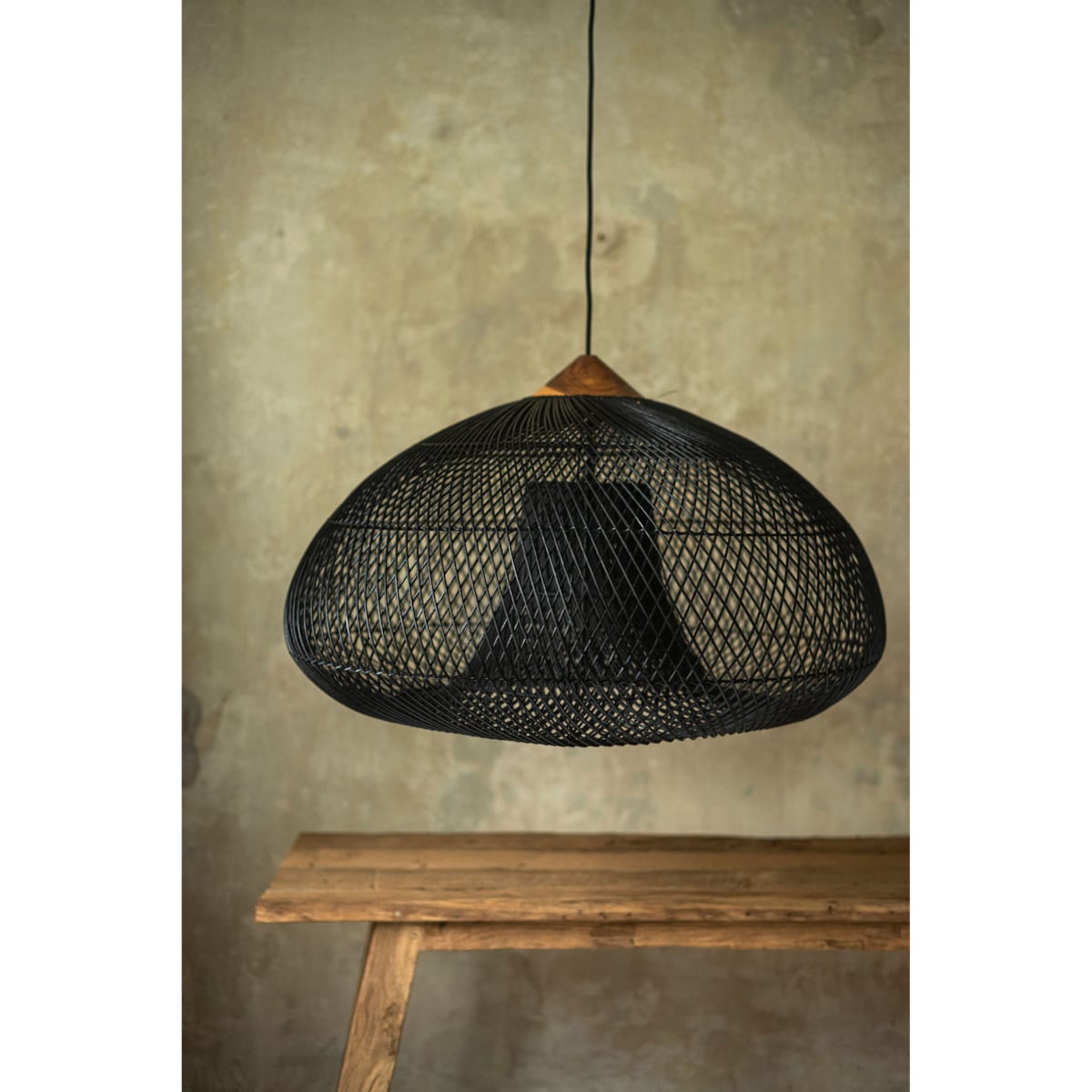 Rattanowa lampa z drewnem teakowym CRATER w rozmiarze L - czarna