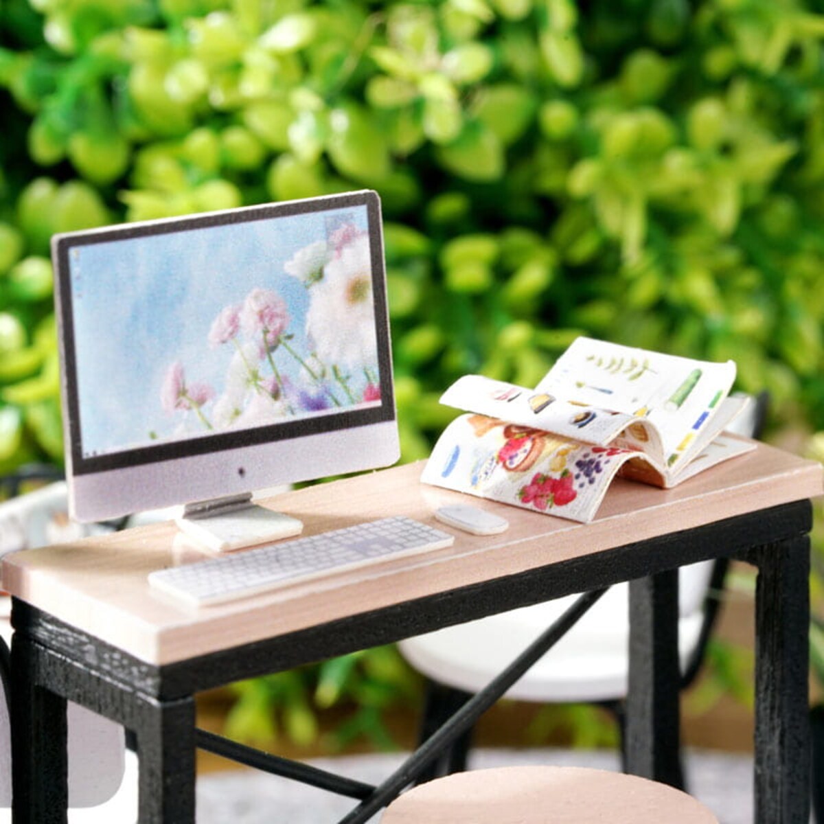 Miniaturowy domek - Książka przy kawie