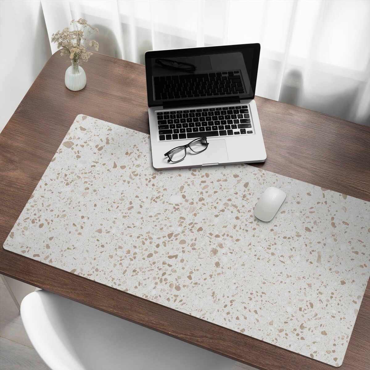 Beżowa mata na biurko Jasne kropki terrazzo, 120x60 cm