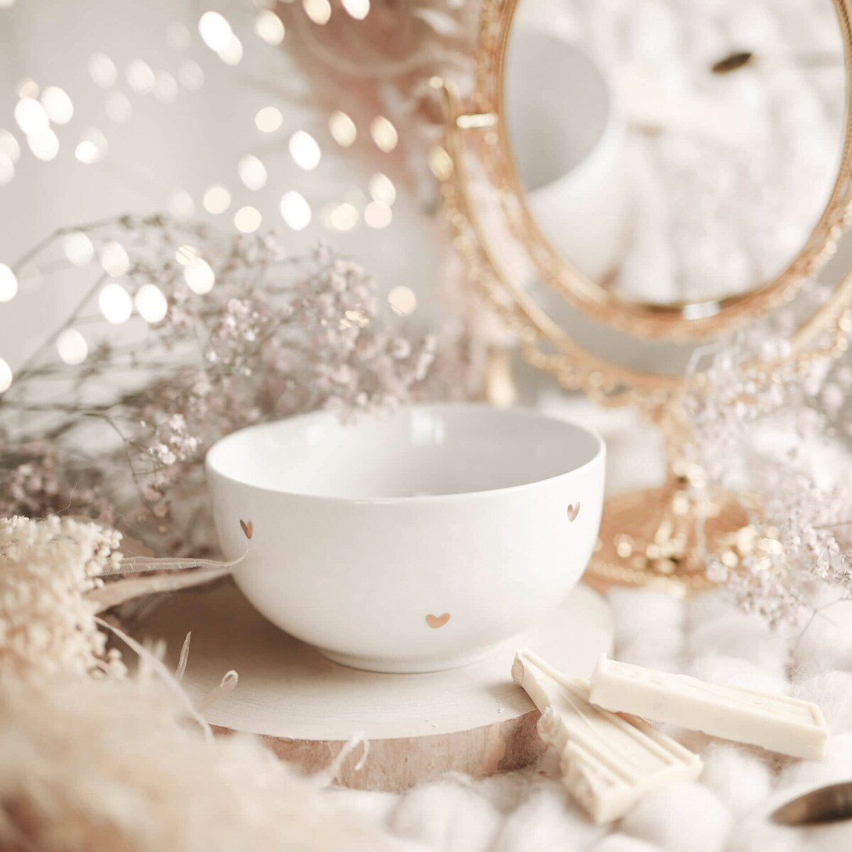 Biała miska porcelanowa 500 ml - motyw złotych serduszek dla bliskiej osoby na walentynki