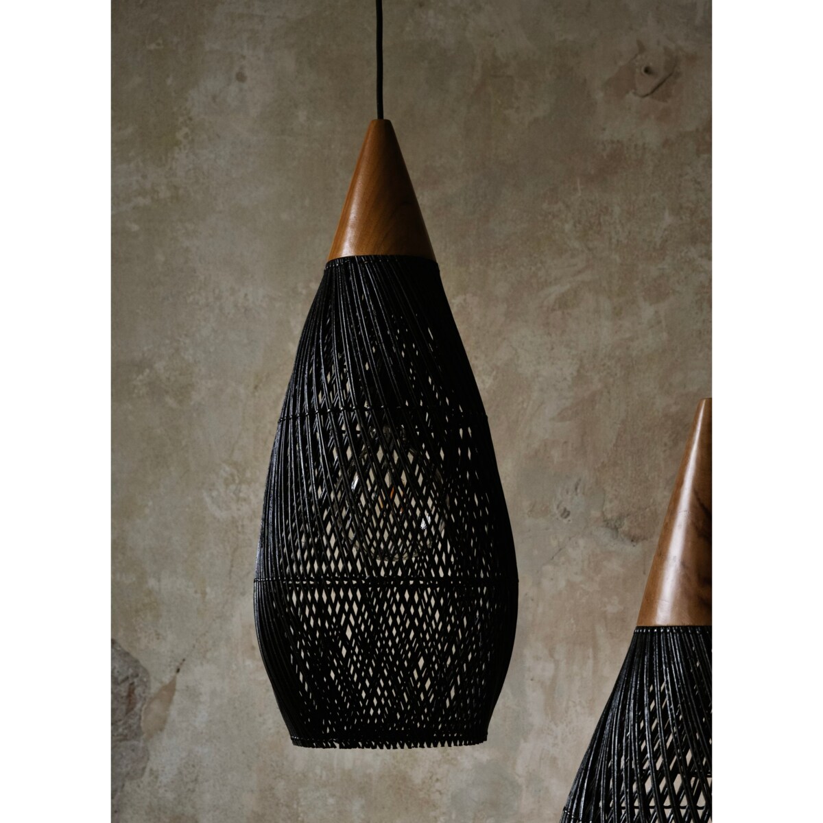 Rattanowa lampa z drewnem teakowym CONE w rozmiarze M - czarna