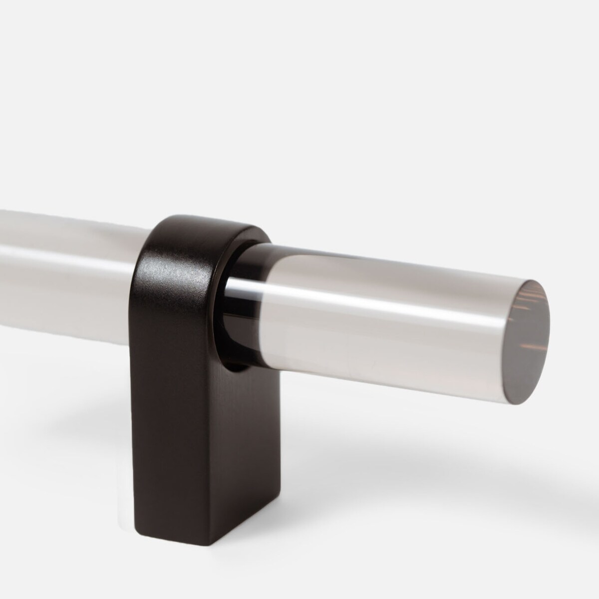 Uchwyt meblowy akryl dymiony 80 mm i nóżką czarny mat